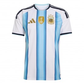 Мъжка футболна фланелка adidas Argentina Home Shirt World Cup 2026 Mens - White/Blue мъжка,футболна,фланелка,футболни,фланелки,национални,отбори,мъжки,тениски,мъжки,блузи,с,яка,мъжки,потници,футбол,adidas,argentina,home,shirt,world,cup,2026