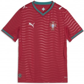 Юношеска футболна фланелка Puma Portugal Home Shirt World Cup 2026 Juniors - Red/Green юношеска,футболна,фланелка,футболни,фланелки,национални,отбори,футбол,puma,portugal,home,shirt,world,cup,2026,juniors,red,green
