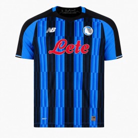 Мъжка футболна фланелка New Balance Atalanta Home Shirt 2026/27 Mens - Blue/Black мъжка,футболна,фланелка,футболни,фланелки,италия,серия,а,английската,висша,лига,мъжки,потници,мъжки,тениски,мъжки,блузи,с,яка,футбол,new,balance,atalanta,h