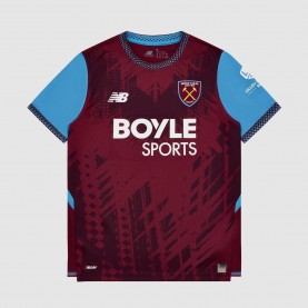Мъжка футболна фланелка New Balance West Ham United Home Shirt 2026/27 Mens - Claret/Blue мъжка,футболна,фланелка,футболни,фланелки,мъжки,тениски,мъжки,блузи,с,яка,мъжки,потници,new,balance,west,ham,united,home,shirt,2026,27,mens,claret,blue