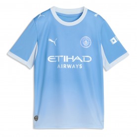 Юношеска футболна фланелка Puma Manchester City Home Shirt 2026/27 Juniors - Blue/White юношеска,футболна,фланелка,футболни,фланелки,английската,висша,лига,manchester,city,детски,футболни,фланелки,детски,3/4,панталони,puma,manchester,city,home