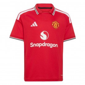 Юношеска футболна фланелка Adidas Manchester United Home Shirt 2026/27 Juniors - Red/White юношеска,футболна,фланелка,футболни,фланелки,английската,висша,лига,manchester,united,детски,футболни,фланелки,детски,3/4,панталони,adidas,manchester,unite