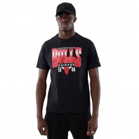 Тениска New era NBA Arch Graphic Reg Chicago Bulls short sleeve T-shirt - Black (Black) тениска,мъжки,тениски,дамски,тениски,new,era,nba,arch,graphic,reg,chicago,bulls,short,sleeve,t,shirt,black,(black)