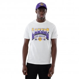 Тениска New era NBA Arch Graphic Reg Los Angeles Lakers short sleeve T-shirt - White (White) тениска,мъжки,тениски,дамски,тениски,new,era,nba,arch,graphic,reg,los,angeles,lakers,short,sleeve,t,shirt,white,(white)